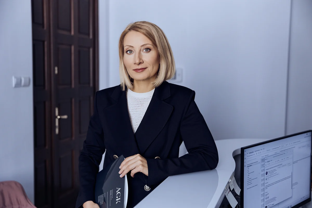 Anna Grudzień-Kurpiewska przy biurku w kancelarii